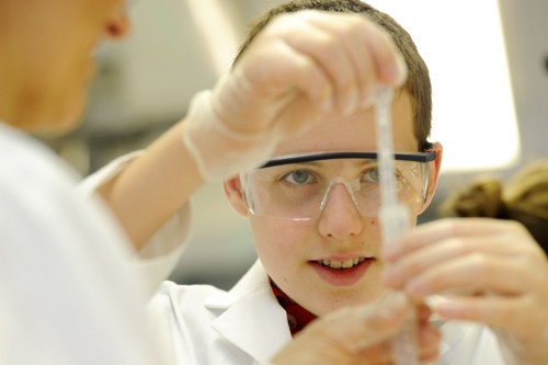 Chemische Experimente im Labor für Kinder