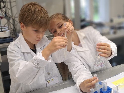 Kinder im Labor